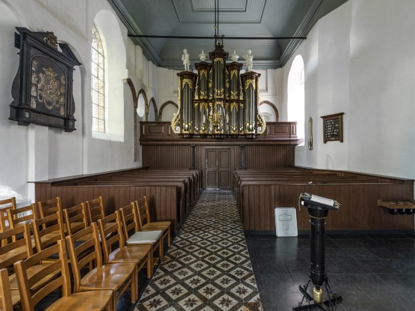 Kerkinterieur met orgelfront
